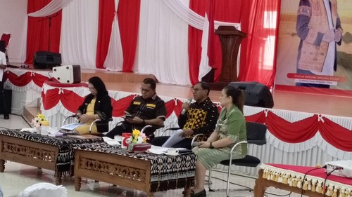 Coffee morning Gubernur NTT, Emanuel Melkiades Laka Lena, di rumah jabatannya, Kupang, Jumat (19/12/2025). Wagub NTT, Johni Asadoma, juga hadir dalam kegiatan itu. (Simon Selly/detikBali)