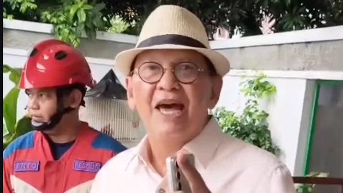 Damkar Jaktim Evakuasi Ular Sanca Besar dari Rumah Artis Roy Marten