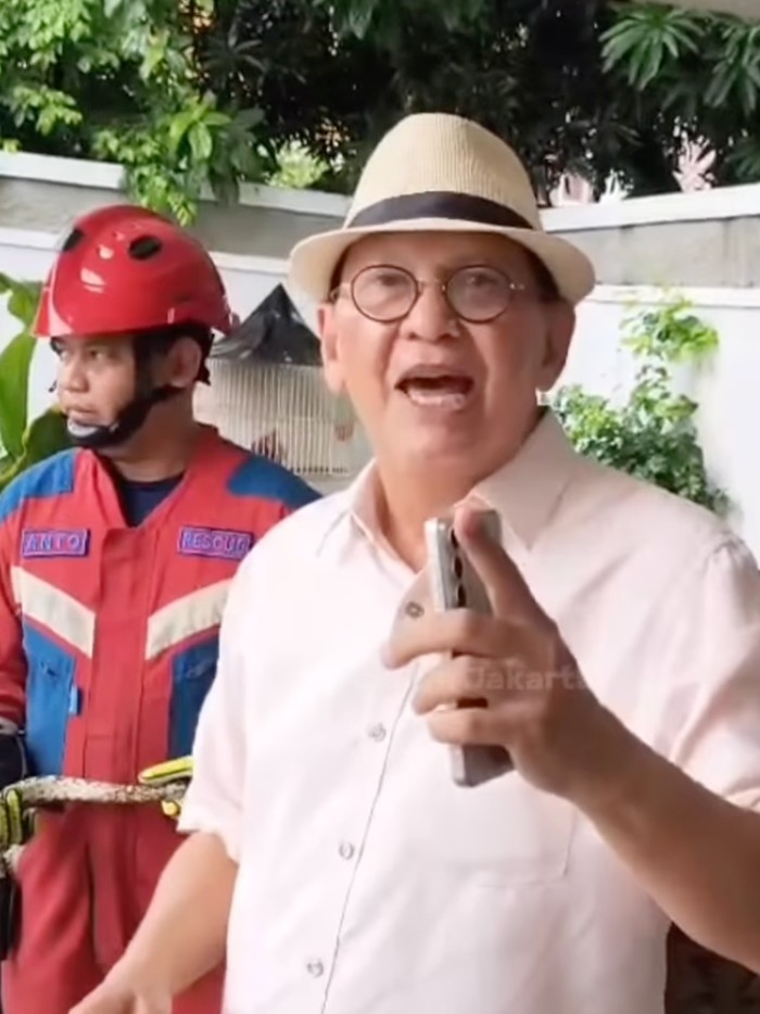 Damkar Jakarta Timur evakuasi ular sanca besar dari rumah artis Roy Marten, Jumat (19/12/2025).