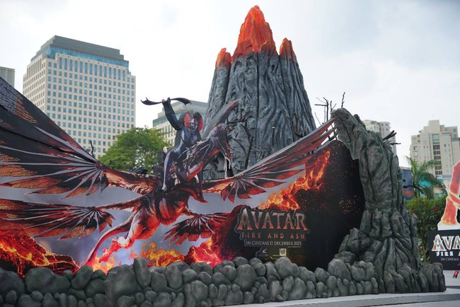 Menyambut penayangan film ‘Avatar: Fire and Ash’, Senayan City berkolaborasi dengan Disney menghadirkan Avatar Pandora Experience di area The Space. Terinspirasi dari kisah dan karakter ikonik dari ‘Avatar: Fire and Ash’, area spesial ini menghadirkan rangkaian instalasi tematik dan ruangan imersif, di mana pengunjung dapat menikmati  keindahan alam Pandora. Foto: Dok. Senayan City