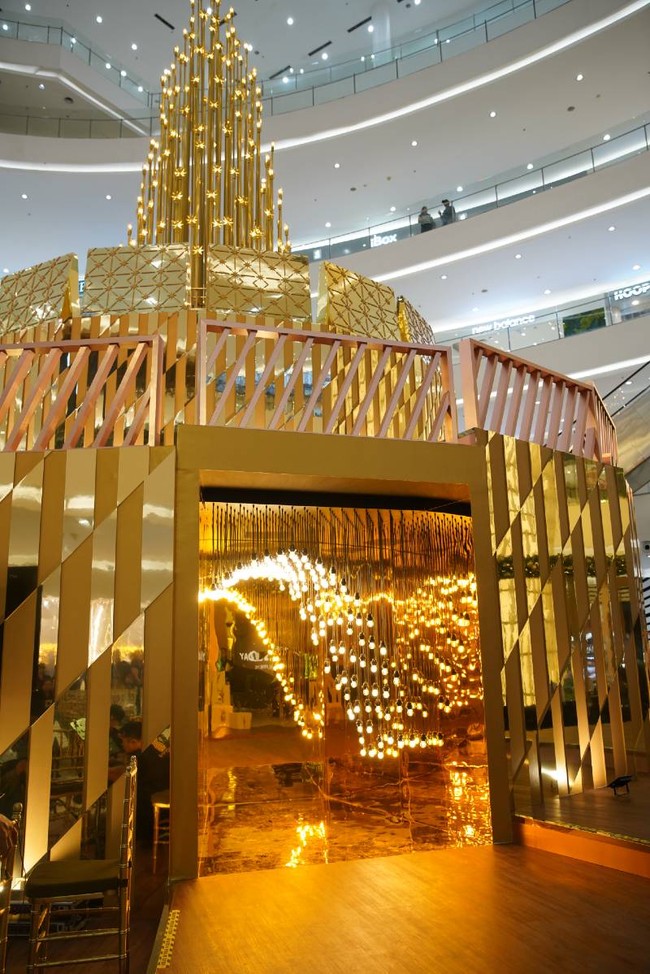 Mall di daerah Jakarta Selatan, Senayan City, menghadirkan rangkaian Festive Season bertema ‘Glorious Gleam’ hingga 11 Januari 2026. Di area Main Atrium, Lantai 1, pengunjung dapat menikmati Celestial Lights yang memancarkan cahaya indah, menghadirkan nuansa bahagia dalam menyambut sukacita Natal tahun ini. Foto: Dok. Senayan City