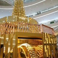 Mall di daerah Jakarta Selatan, Senayan City, menghadirkan rangkaian Festive Season bertema ‘Glorious Gleam’ hingga 11 Januari 2026. Di area Main Atrium, Lantai 1, pengunjung dapat menikmati Celestial Lights yang memancarkan cahaya indah, menghadirkan nuansa bahagia dalam menyambut sukacita Natal tahun ini. Foto: Dok. Senayan City