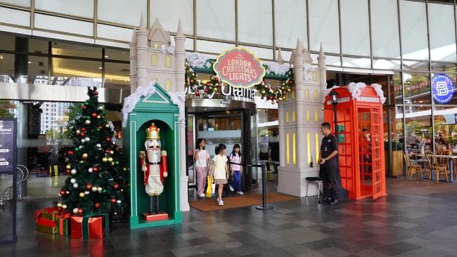 Summarecon Mall Serpong menghadirkan nuansa Natal dengan tema London Christmas Lights, terinspirasi dari ikon klasik Kota London. Instalasi London Bus merah, Tower Bridge, London Eye, hingga Big Ben berpadu dengan permainan cahaya dan ornamen snowflakes, menciptakan atmosfer kota London yang hangat dan autentik. Foto: Dok. Summarecon Mall