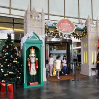 Summarecon Mall Serpong menghadirkan nuansa Natal dengan tema London Christmas Lights, terinspirasi dari ikon klasik Kota London. Instalasi London Bus merah, Tower Bridge, London Eye, hingga Big Ben berpadu dengan permainan cahaya dan ornamen snowflakes, menciptakan atmosfer kota London yang hangat dan autentik. Foto: Dok. Summarecon Mall