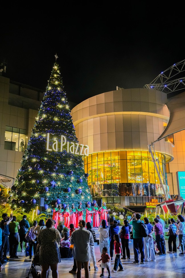 Mall Kelapa Gading di Jakarta Utara menghadirkan dekorasi bertema rumah dan kastil yang imajinatif. Berbagai instalasi berskala besar, spot foto ikonik, hingga elemen dekoratif di area Atrium, Gading Walk, dan La Piazza menjadi latar momen kebersamaan pengunjung. Pohon Natal setinggi 15 meter, Giant Santa, serta dekorasi inflatable memperkuat atmosfer perayaan yang ceria dan ramah keluarga. Foto: Dok. Summarecon Mall