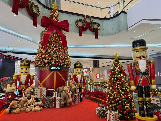 Lippo Mall Puri yang berada di kawasan Jakarta Barat menghadirkan dekorasi Natal bertema ‘Toyland Wonderland’, menghadirkan lebih dari 100 boneka Teddy Bear. Foto: Dok. Lippo Mall Puri