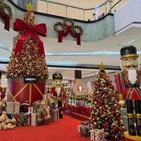 Lippo Mall Puri yang berada di kawasan Jakarta Barat menghadirkan dekorasi Natal bertema ‘Toyland Wonderland’, menghadirkan lebih dari 100 boneka Teddy Bear. Foto: Dok. Lippo Mall Puri