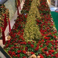 Berlokasi di Atrium 1, lantai Ground, dekorasi Natal ini menghadirkan area tematik seluas lebih dari 300 m², menampilkan berbagai figur ikonik khas dunia anak seperti nutcracker raksasa setinggi 2 meter, kuda mainan klasik, serta hamparan taman bunga berwarna merah. Tak hanya itu, pohon Natal megah setinggi lebih dari 5 meter juga semakin memeriahkan nuansa Natal. Foto: Dok. Lippo Mall Puri