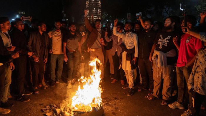 Situasi di ibu kota Bangladesh, Dhaka, memanas setelah sekelompok massa menyerang dan membakar kantor sejumlah media, menyusul kabar kematian Sharif Osman Hadi, seorang pemimpin mahasiswa. Insiden tersebut terjadi pada Kamis dan Jumat (18–19/12/2025), memicu kepanikan warga serta kecaman terhadap aksi kekerasan yang menyasar kebebasan pers. REUTERS/Abdul Goni