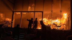 Dhaka Memanas, Massa Serang dan Bakar Kantor Media