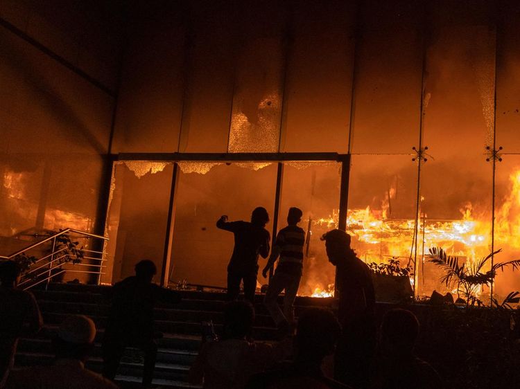 Dhaka Memanas, Massa Serang dan Bakar Kantor Media