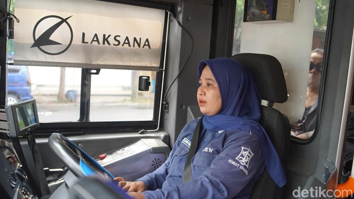 Eka Hardiyanti, Perempuan Tangguh di Balik Setir Suroboyo Bus