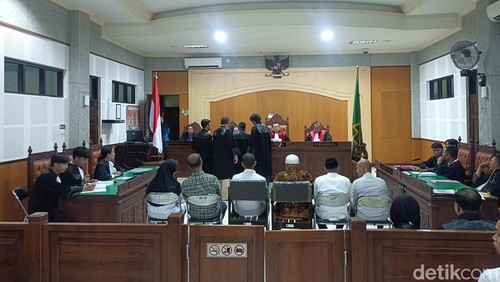 Enam terdakwa korupsi pengadaan TIK Chromebook Dikbud Lotim mengikuti sidang pembacaan dakwaan di Pengadilan Tipikor Mataram, Jumat (19/12/2025). (Foto: Abdurrasyid Efendi/detikBali)