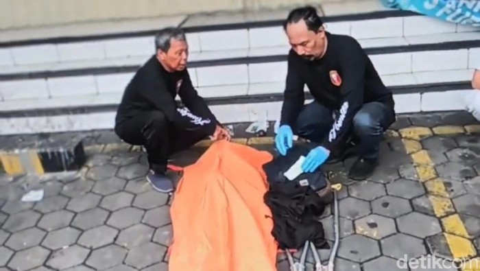 Mayat Pria Misterius Tergeletak di Depan Ruko Banyumanik Semarang