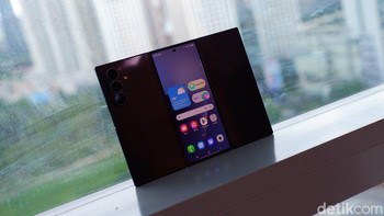 Layar bagiaan luar memiliki ukuran 6,5 inch dengan panel Dynamic AMOLED 2X dengan refresh rate 120Hz. Foto: Adi Fida Rahman/detikINET