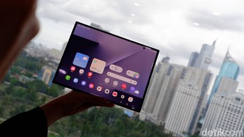 Layar utamanya 10 inch. memberikan pengalaman menonton film atau YouTube yang imersif, termasuk menampilkan video dan kolom komentar secara berdampingan. Foto: Adi Fida Rahman/detikINET