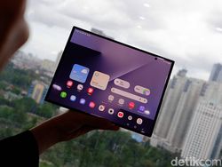 Bukan Buat Kaum Mendang-mending! Unboxing Samsung Galaxy Z TriFold