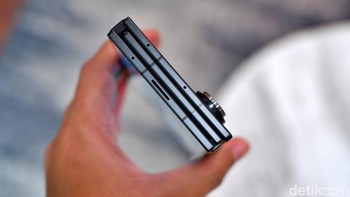 Saat dilipat, total ketebalan 12,9 mm—mirip Z Fold 6 dengan case, Engsel dual-rail Armor FlexHinge dengan titanium housing memastikan lipatan halus hingga 200.000 kali, setara 5 tahun penggunaan harian. Foto: Adi Fida Rahman/detikINET