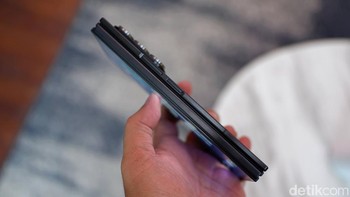 Frame pendukungnya terbuat dari Advanced Armor Aluminum dengan housing engsel titanium, yang mencegah panel-panel saling bersentuhan saat dilipat. Hasilnya? Sertifikasi IP48 untuk ketahanan air (tahan imersi hingga 1,5 meter selama 30 menit) dan debu (lebih dari 1 mm) Berat keseluruhan 309 gram terasa premium, tapi ringan untuk ukuran trifold. Foto: Adi Fida Rahman/detikINET