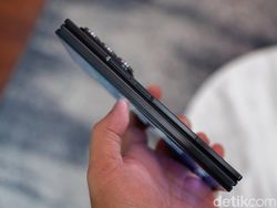 Bukan Buat Kaum Mendang-mending! Unboxing Samsung Galaxy Z TriFold