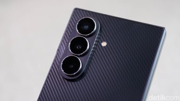 Galaxy TriFold mengusung setup kamera belakang tiga lensa yang tersusun vertikal di bagian “sayap” kiri saat perangkat dilipat. Ketiga sensor tersebut diklaim menggunakan resolusi 200 MP untuk kamera utama (dengan teknologi ISOCELL HP2 terbaru), 12 MP ultrawide, dan 10 MP telephoto dengan 5x optical zoom. . Foto: Adi Fida Rahman/detikINET