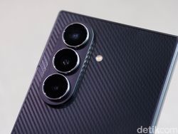 Bukan Buat Kaum Mendang-mending! Unboxing Samsung Galaxy Z TriFold