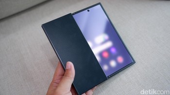 Saat hendak dibuka, Samsung membuat tampilan buram di layar. Penanda kalau belum terbuka sempurna. Foto: Adi Fida Rahman/detikINET