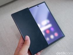 Bukan Buat Kaum Mendang-mending! Unboxing Samsung Galaxy Z TriFold