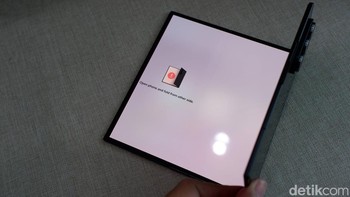 Bilamana pengguna salah melipat akan ada tanda peringatan di layar dan getaran. Foto: Adi Fida Rahman/detikINET