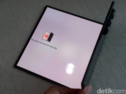 Bukan Buat Kaum Mendang-mending! Unboxing Samsung Galaxy Z TriFold