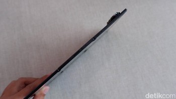 TriFold punya ketebalan berbeda untuk akomodasi hardware: Panel Tengah (cover screen): 4,0 mm, paling seimbang. Panel Kanan (kamera & tombol samping): 4,2 mm, sedikit lebih tebal karena modul kamera dan USB-C. Panel Kiri: 3,9 mm, paling tipis dengan slot SIM fisik. Foto: Adi Fida Rahman/detikINET
