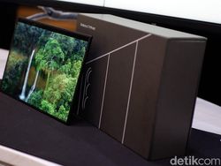 Bukan Buat Kaum Mendang-mending! Unboxing Samsung Galaxy Z TriFold