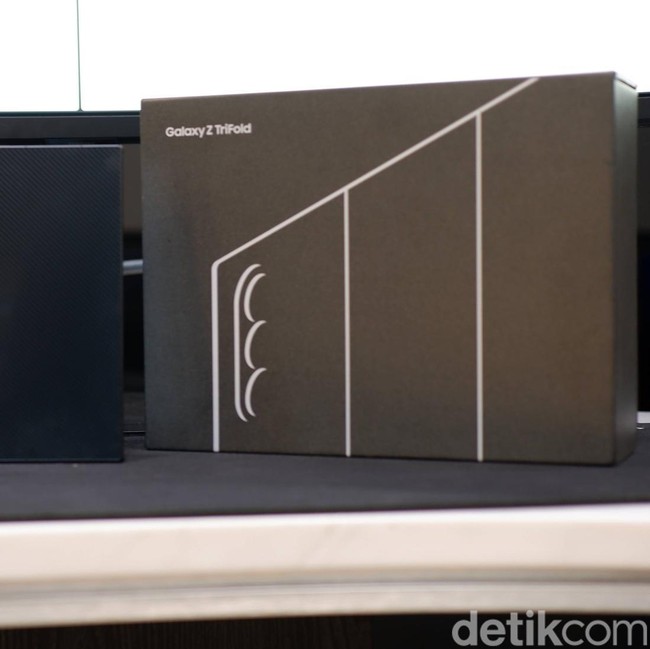 Bukan Buat Kaum Mendang-mending! Unboxing Samsung Galaxy Z TriFold