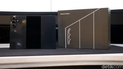 Bukan Buat Kaum Mendang-mending! Unboxing Samsung Galaxy Z TriFold