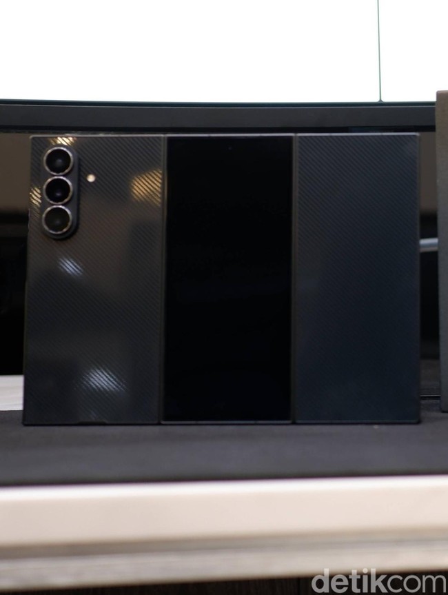 Bukan Buat Kaum Mendang-mending! Unboxing Samsung Galaxy Z TriFold