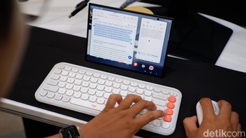 Mode Extended memungkinkan koneksi ke monitor eksternal plus dukungan keyboard dan mouse Bluetooth untuk pengalaman desktop lengkap di mana saja.Layar besar memungkinkan tiga aplikasi portrait 6,5 inci berjalan berdampingan, taskbar cerdas, serta optimalisasi aplikasi Samsung seperti My Files dan Samsung Health. Foto: Adi Fida Rahman/detikINET
