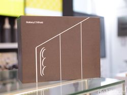 Bukan Buat Kaum Mendang-mending! Unboxing Samsung Galaxy Z TriFold