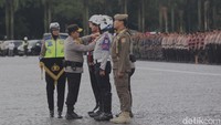 Asisten Utama Operasi (Astamaops) Kapolri Komjen Mohammad Fadil Imran menjadi inspektur upacara pada Apel Gelar Pasukan Operasi Kepolisian Terpusat “Lilin 2025”