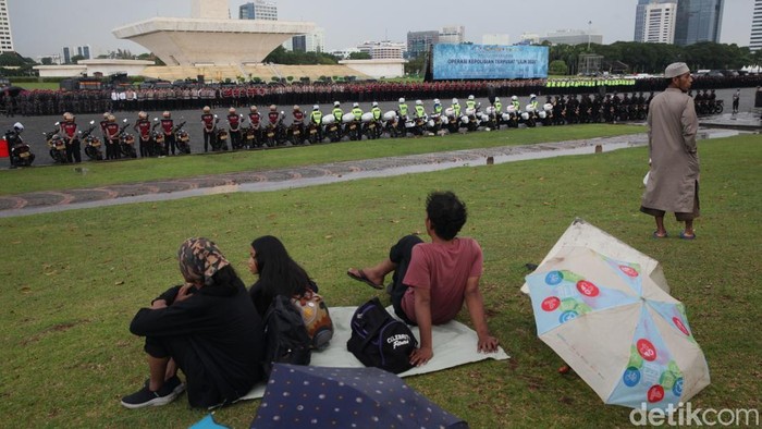 Asisten Utama Operasi (Astamaops) Kapolri Komjen Mohammad Fadil Imran menjadi inspektur upacara pada Apel Gelar Pasukan Operasi Kepolisian Terpusat 'Lilin 2025' di lapangan Monas, Jakarta, Jumat (19/12/2005). Operasi ini melibatkan 146.701 personel gabungan yang terdiri dari 77.637 dari personel Polri, 13.775 dari personel TNI dan 55.289 dari seluruh stakeholder terkait mulai dari Pol PP, Perhubungan, Linmas, Dinkes, Pramuka, Senkom, Pertamina, Ormas, Orari, Basarnas, Jasa Raharja, PLN, ASDP/APDEL dan Organda, Angkasa Pura, Pelindo, Damkar, dan kementerian terkait lainnya.