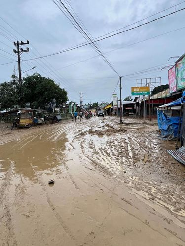 Pria ini memperlihatkan ijazahnya yang hancur  akibat terjangan banjir bandang di Aceh Tamiang. Ia juga membagikan kondisi sekitar tempat tinggalnya yang penuh lumpur. Unggahan tersebut langsung viral di media sosial.