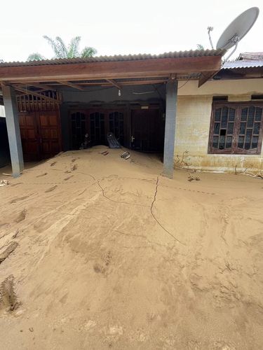 Pria ini memperlihatkan ijazahnya yang hancur  akibat terjangan banjir bandang di Aceh Tamiang. Ia juga membagikan kondisi sekitar tempat tinggalnya yang penuh lumpur. Unggahan tersebut langsung viral di media sosial.