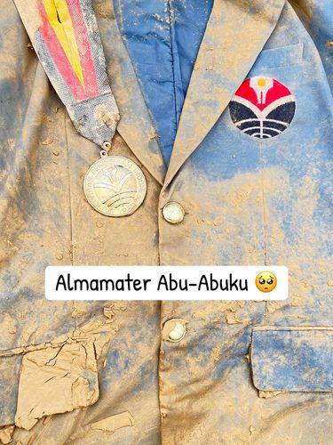 Pria ini memperlihatkan ijazahnya yang hancur  akibat terjangan banjir bandang di Aceh Tamiang. Ia juga membagikan kondisi sekitar tempat tinggalnya yang penuh lumpur. Unggahan tersebut langsung viral di media sosial.