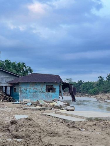 Pria ini memperlihatkan ijazahnya yang hancur  akibat terjangan banjir bandang di Aceh Tamiang. Ia juga membagikan kondisi sekitar tempat tinggalnya yang penuh lumpur. Unggahan tersebut langsung viral di media sosial.