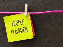 Mengenal People Pleaser dan Cara Lepas dari Tekanan Sosial
