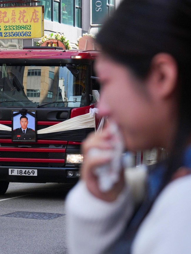 Isak Haru Iringi Pemakaman Petugas Pemadam Kebakaran Gugur di Hong Kong