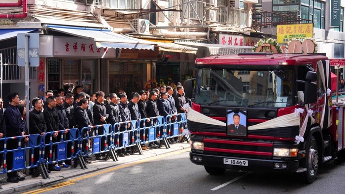Isak haru mengiringi prosesi pemakaman petugas pemadam kebakaran senior Ho Wai-ho yang gugur saat bertugas memadamkan kebakaran dahsyat di kompleks perumahan Wang Fuk Court, Tai Po, Hong Kong, Jumat (19/12/2025). Upacara pemakaman berlangsung khidmat di Gallant Garden, pemakaman khusus bagi pegawai negeri sipil yang meninggal dunia dalam menjalankan tugas. REUTERS/Lam Yik