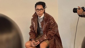 Jung Jae Hyung pernah muncul di acara I Live Alone (yang juga dibintangi Park Na Rae). Dalam tayangan Desember 2024, Jung Jae Hyung dan Park Na Rae sempat membahas soal treatment IV drip. Netizen menduga treatment itu berkaitan dengan Injection Auntie. Dugaan udah dibantah manajemen Antenna. (Foto: dok. Instagram @jaehyungjung17)