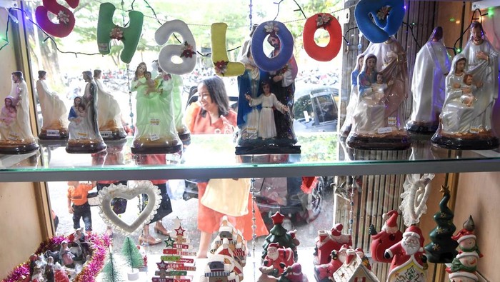 Pekerja merapikan pernak-pernik pohon Natal yang dijual di Pusat Kebutuhan Rohani Halleluyah di Samarinda, Kalimantan Timur, Kamis (18/12/2025). Menurut penjual, pernak-pernik Natal 2025 seperti produk pohon natal, salib, hiasan pohon dan patung rohani yang dijual mulai harga Rp75 ribu hingga Rp7 juta tersebut mengalami penurunan penjualan hingga 30 persen dari tahun 2024 pada periode yang sama. ANTARA FOTO/M Risyal Hidayat/bar