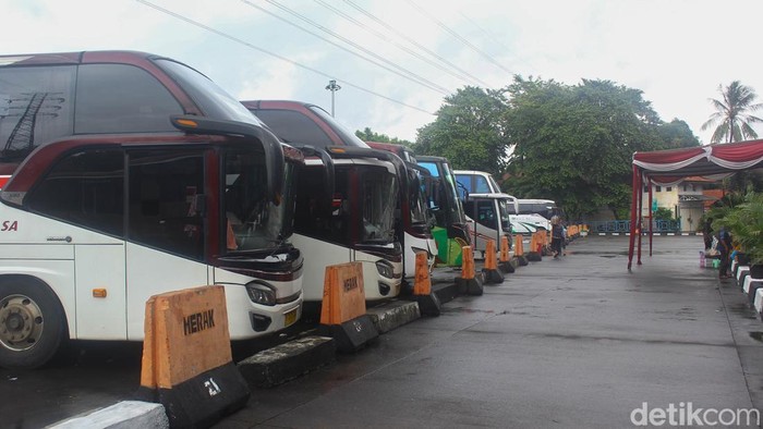 Arus mudik menjelang perayaan Natal dan Tahun Baru (Nataru) mulai terasa di Terminal Kampung Rambutan, Jakarta Timur. Sejak Jumat (19/12/2025), terminal tersebut tampak dipadati penumpang yang memilih mudik lebih awal untuk menghindari puncak lonjakan penumpang pada hari-hari menjelang Natal dan pergantian tahun.