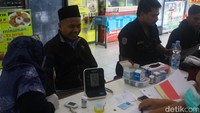Untuk memastikan keselamatan perjalanan selama masa angkutan Nataru, Dinas Perhubungan (Dishub) bersama instansi terkait melakukan pemeriksaan kesehatan terhadap para sopir bus. Pemeriksaan meliputi pengecekan tekanan darah, kondisi fisik, serta tes kesehatan dasar guna memastikan pengemudi dalam kondisi prima saat bertugas.